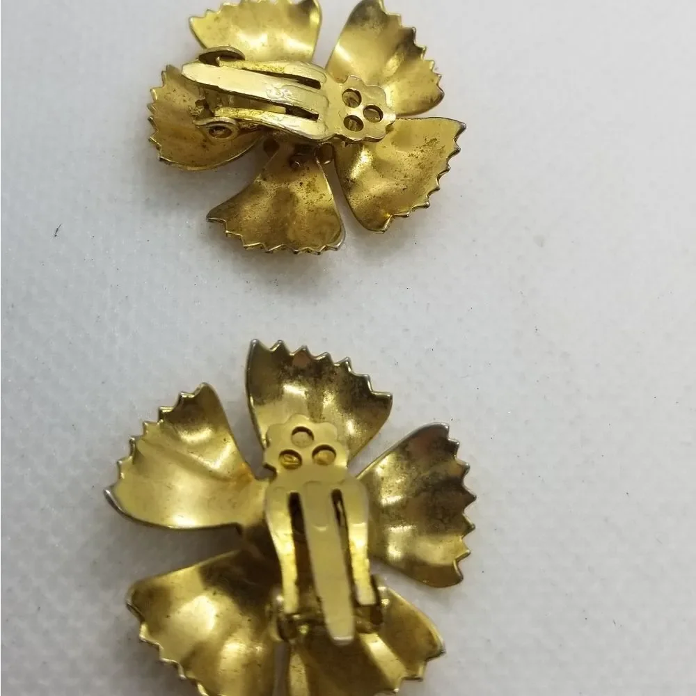 vintage Gold‎ dahlia clip on earrings
